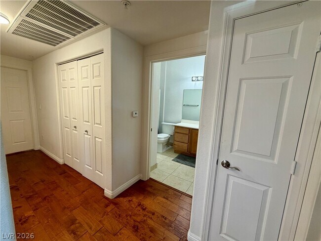 Photo - 2291 W Horizon Ridge Pkwy Unidad 1101