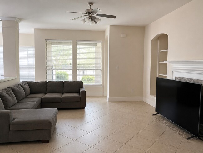 Photo - 515 Newington Ln