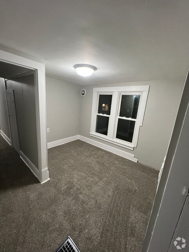 Building Photo - Huge 5 Bedroom House!  With garage!!!  Fre...