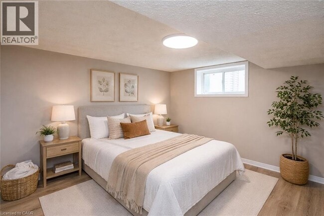 Photo - 66 Weir St S