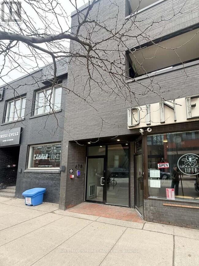 Photo - 678 Queen St E
