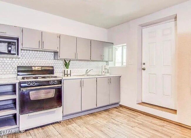 Photo - 221 Hadlock St