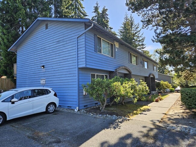 Building Photo - Remodeled 2/1.5 Townhome in a Quiet Fourplex Unit D