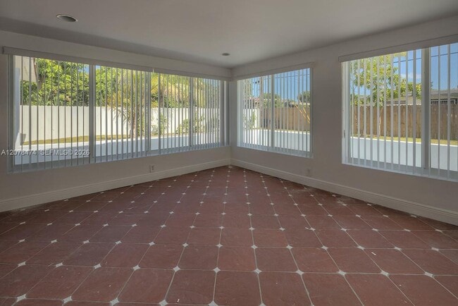 160 NW 199th St