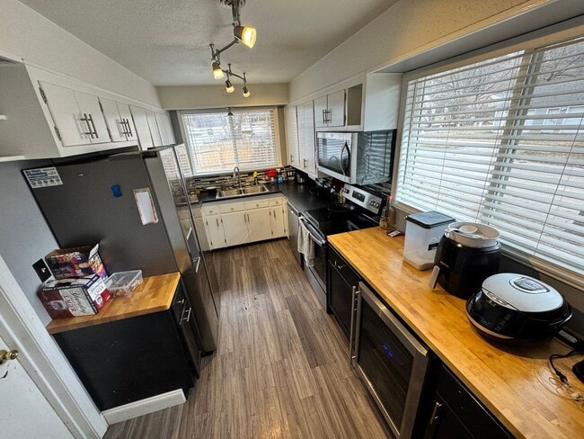 Photo - Spacious 2 Bedroom Home Close to Campus