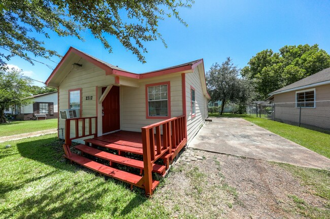 Building Photo - 2312 Carolina Ave