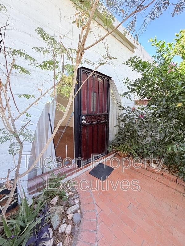 Building Photo - 629 W Las Lomitas Rd