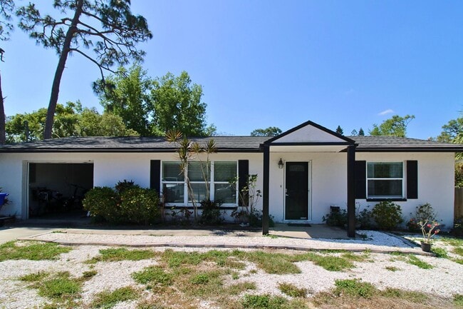 3 Bed, 2 Bath Furnished Home With Screened... - 3 Bed, 2 Bath Furnished Home With Screened...