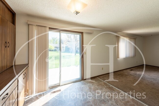 Great 2 Bedroom Condo with Storage and Out... - Great 2 Bedroom Condo with Storage and Out...