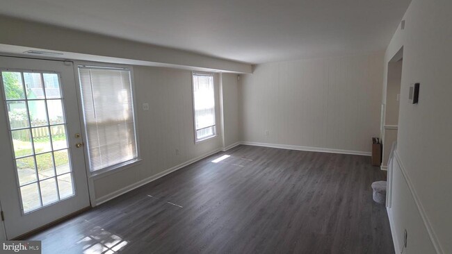 Building Photo - 8106 Lakepark Dr