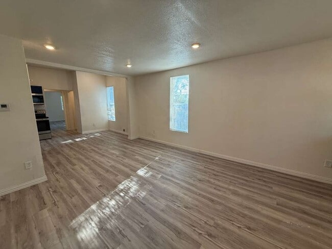 Photo - 704 E Harvey Ave