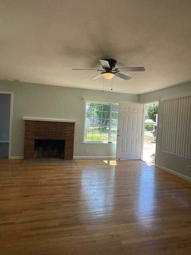 Photo - SPACIOUS 4 BED 2 BATH HOUSE WITH LARGE FENCED BACKYARD IN SHASTA LAKE