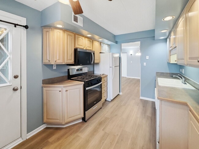 Photo - 13616 Royal Ct Unit 207