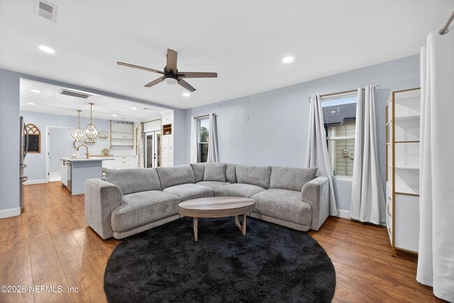 Photo - 4719 College St