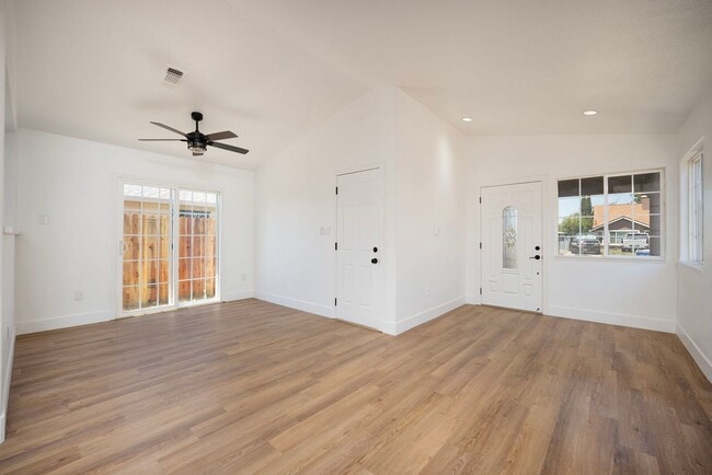 Photo - 2716 Yreka Ave