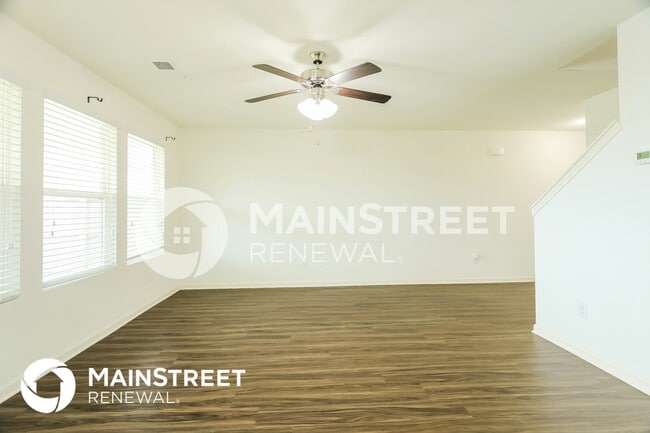 Photo - 940 Hawthorn Ln