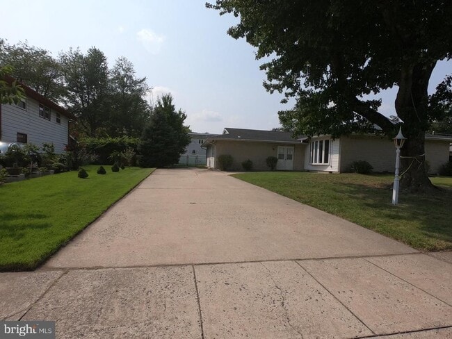 Photo - 436 Suffolk Dr