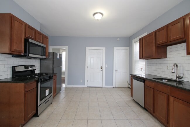 Building Photo - 273 Lloyd St Unit 1st Fl