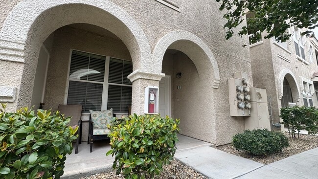 Building Photo - Great Southwest location in vicinity of Fl... Rental
