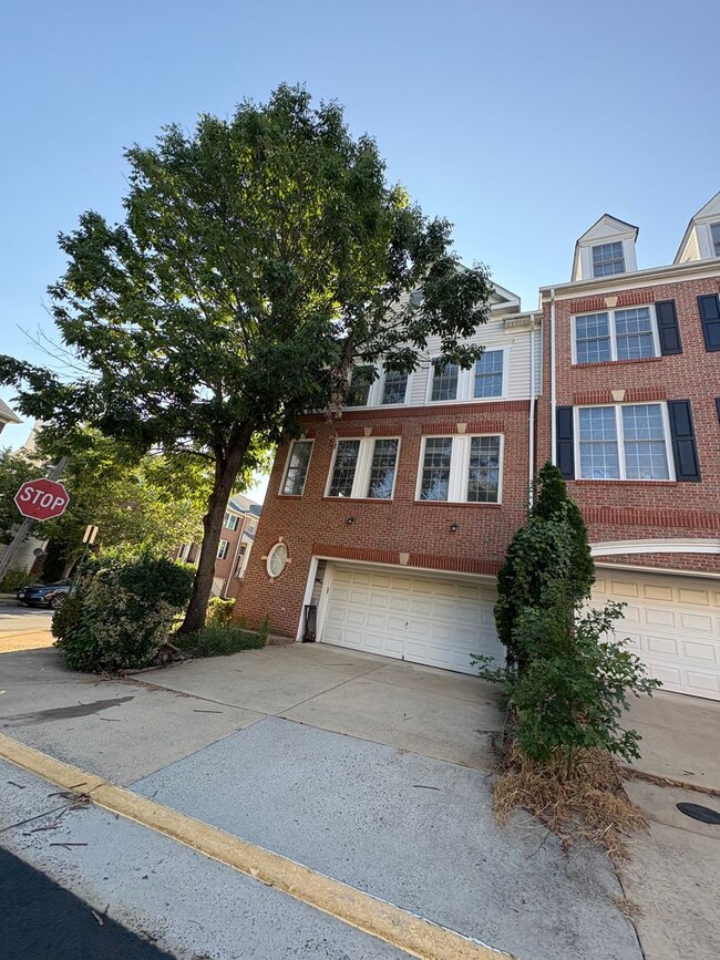 Immaculate 3 Bed 2 Full & 2 Half Bath End ... - Immaculate 3 Bed 2 Full & 2 Half Bath End ... House
