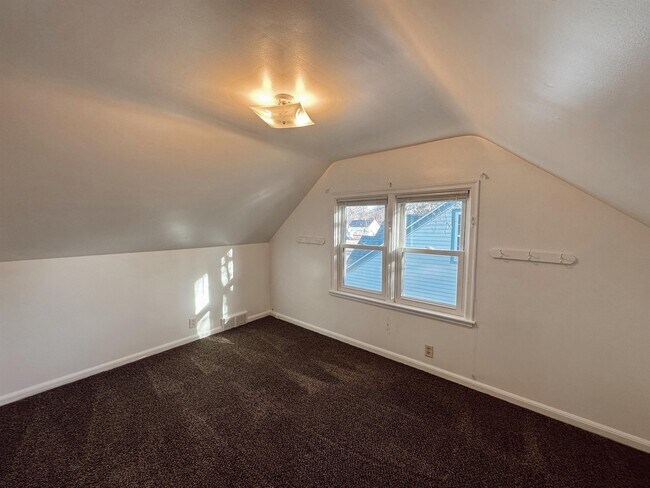 Photo - 605 12th St N