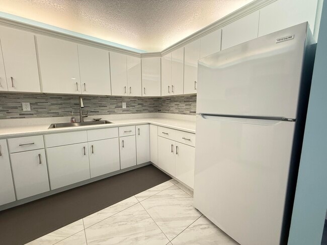 Building Photo - 950 S Kanner Hwy Unit E23