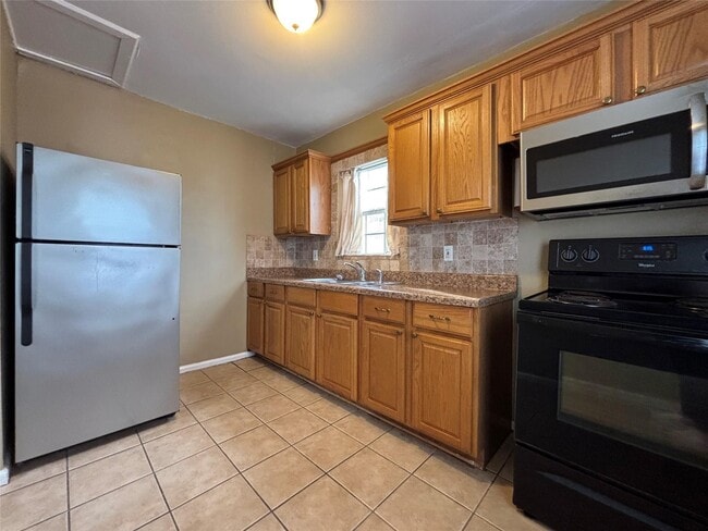 Photo - 422 W Burleson St