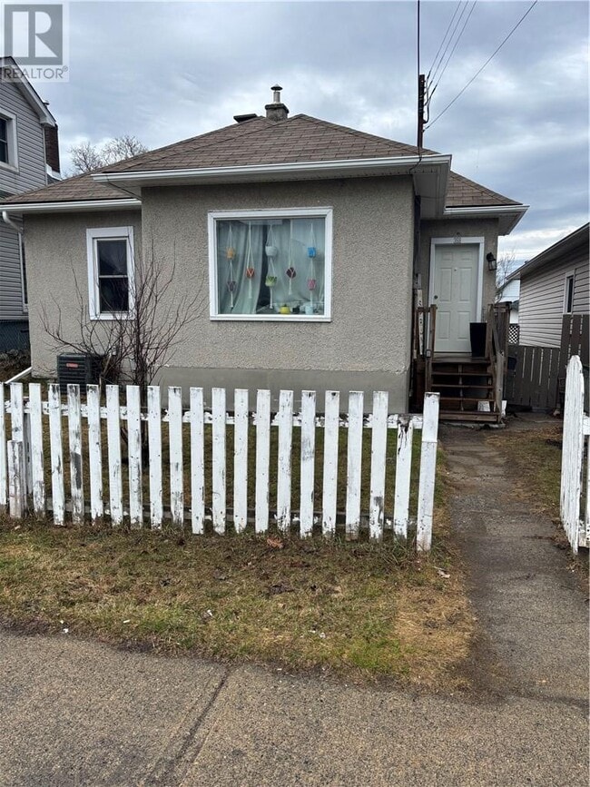 Building Photo - Spacious 2.5 Bed / 1 Bath Detached Home in...