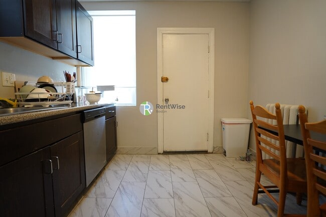 Photo - 146 Chiswick Rd Unit 3