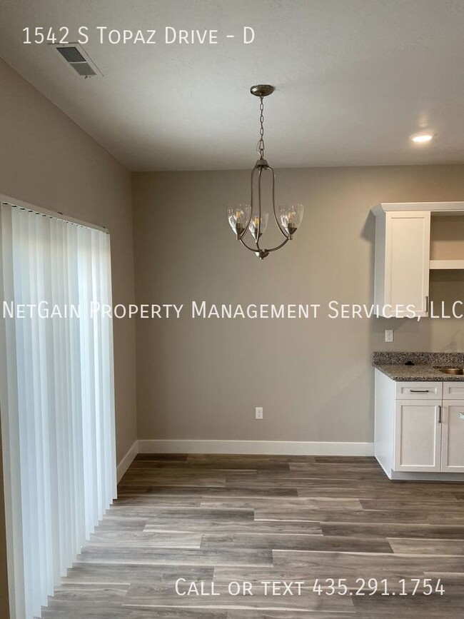 Photo - 1542 S W Topaz Dr