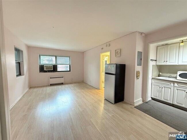Building Photo - 401 Park Ave Unit 2H Rental