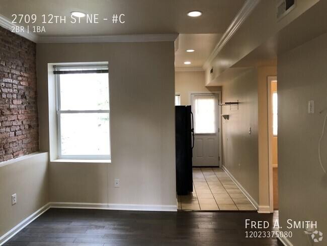 Building Photo - 2 Bedroom Top Floor Unit #C Rental