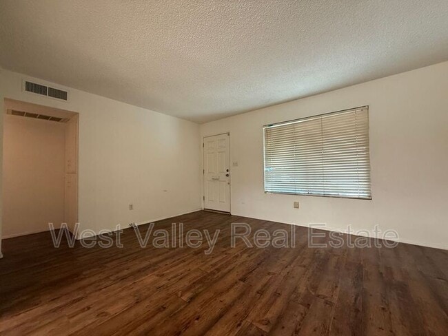 Photo - 302 Calvin St