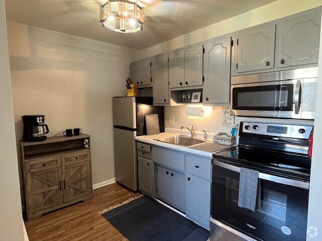 Building Photo - 320 N Jefferson St Rental