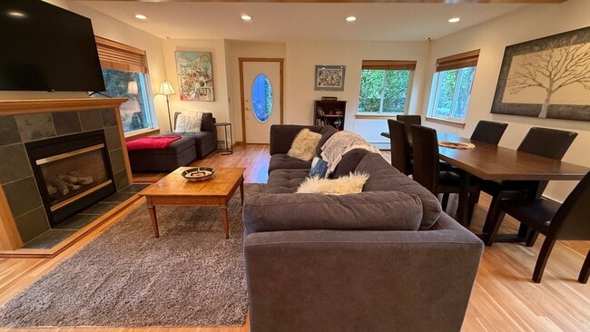 Building Photo - Beautifully maintained and updated Downtow... Rental