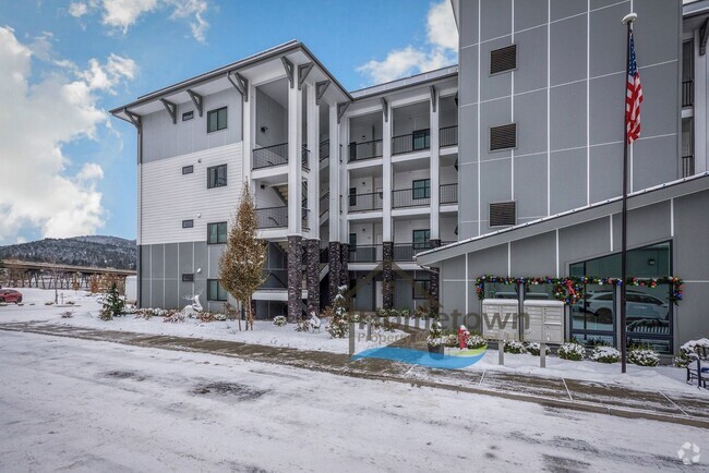 Building Photo - 3 Bedroom 2 Bathroom Condominium with 1-Ca...