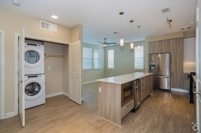 1BR, 1BA - 734SF