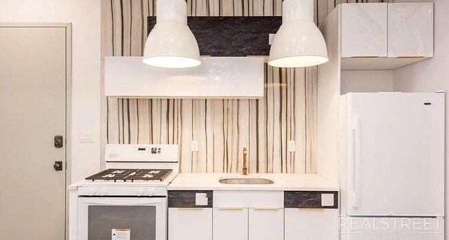 Building Photo - Massive 3 Bed (Flex 4 Bed) 3.5 Bath Duplex with Private Backyard in Bed-Stuy