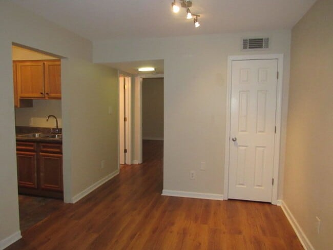 Building Photo - Updated condo in Bayview Terrace!
