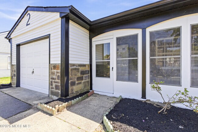 2 Leighton Ln