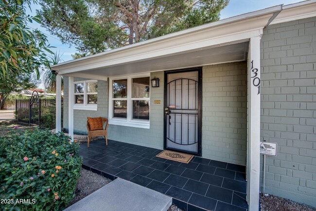 Building Photo - 1301 W Glenrosa Ave