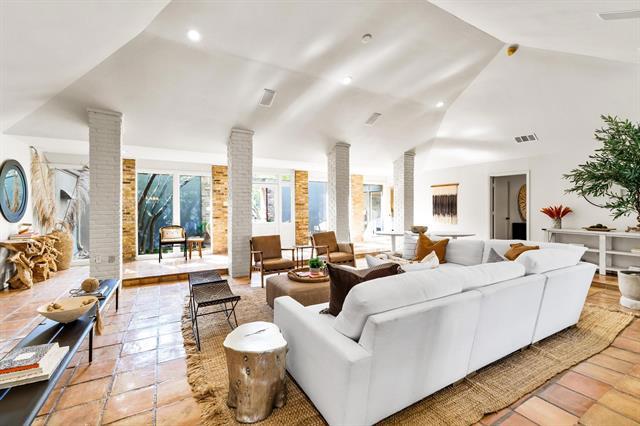 Photo - 4338 Travis St