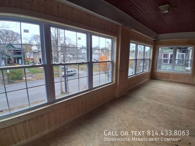 Building Photo - 620 E 6th St Unit 2nd Floor