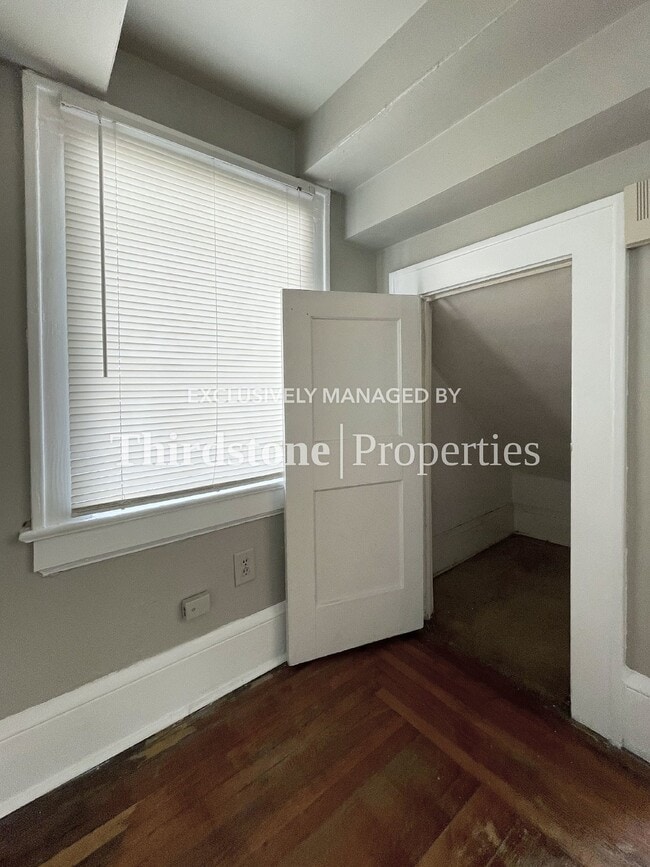Photo - 121 W 6th St