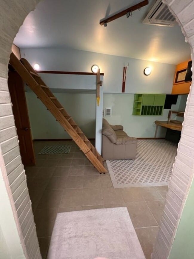 Building Photo - Furnished Efficency with Utilities Ready Now