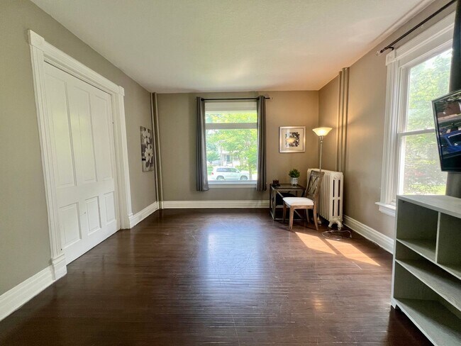 Building Photo - Spacious 2-Bed, 1-Bath Apartment Near Downtown! Unit A824-01