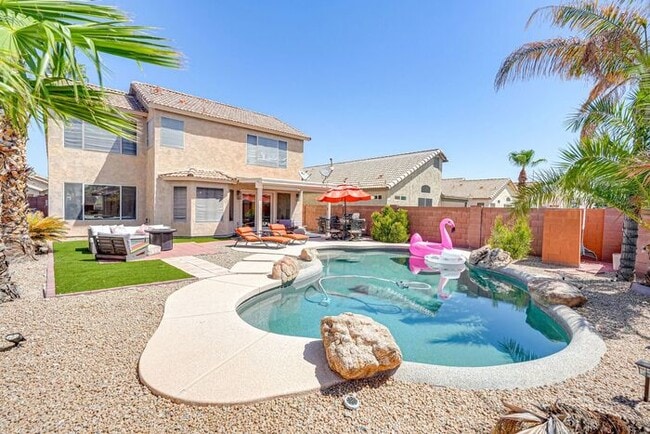 Photo - 915 E Montoya Ln