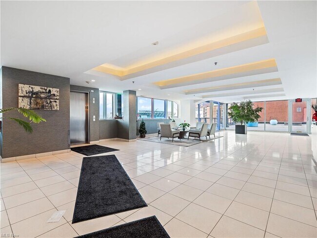 Lobby - 701 W Lakeside Ave Unit 1009