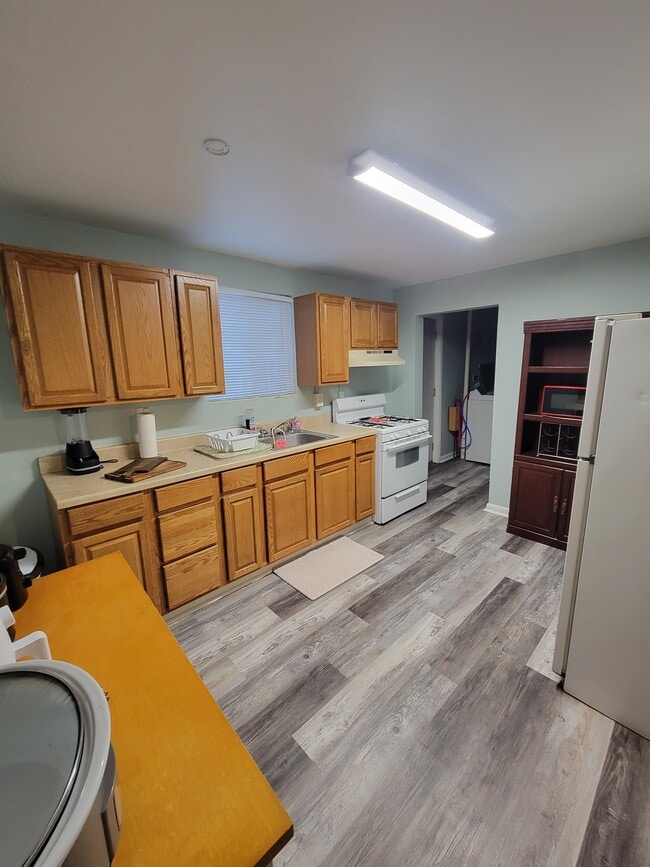 Kitchen - 1628 Bell Ave