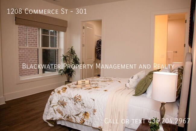 Photo - 1208 Commerce St